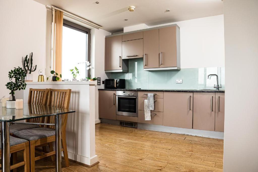 Whitechapel Two Bedroom Luxury Apartment - Free Private Parking - City Views London Luaran gambar