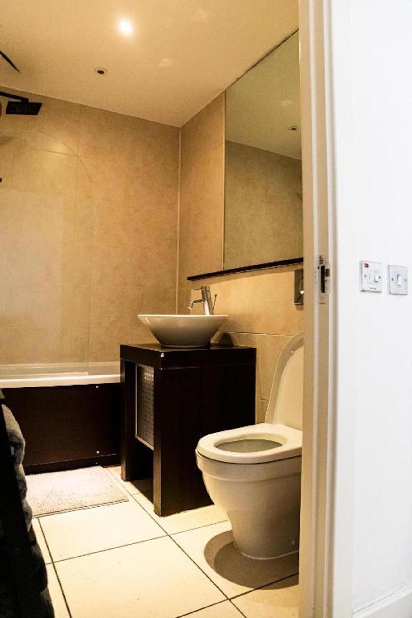 Whitechapel Two Bedroom Luxury Apartment - Free Private Parking - City Views London Luaran gambar
